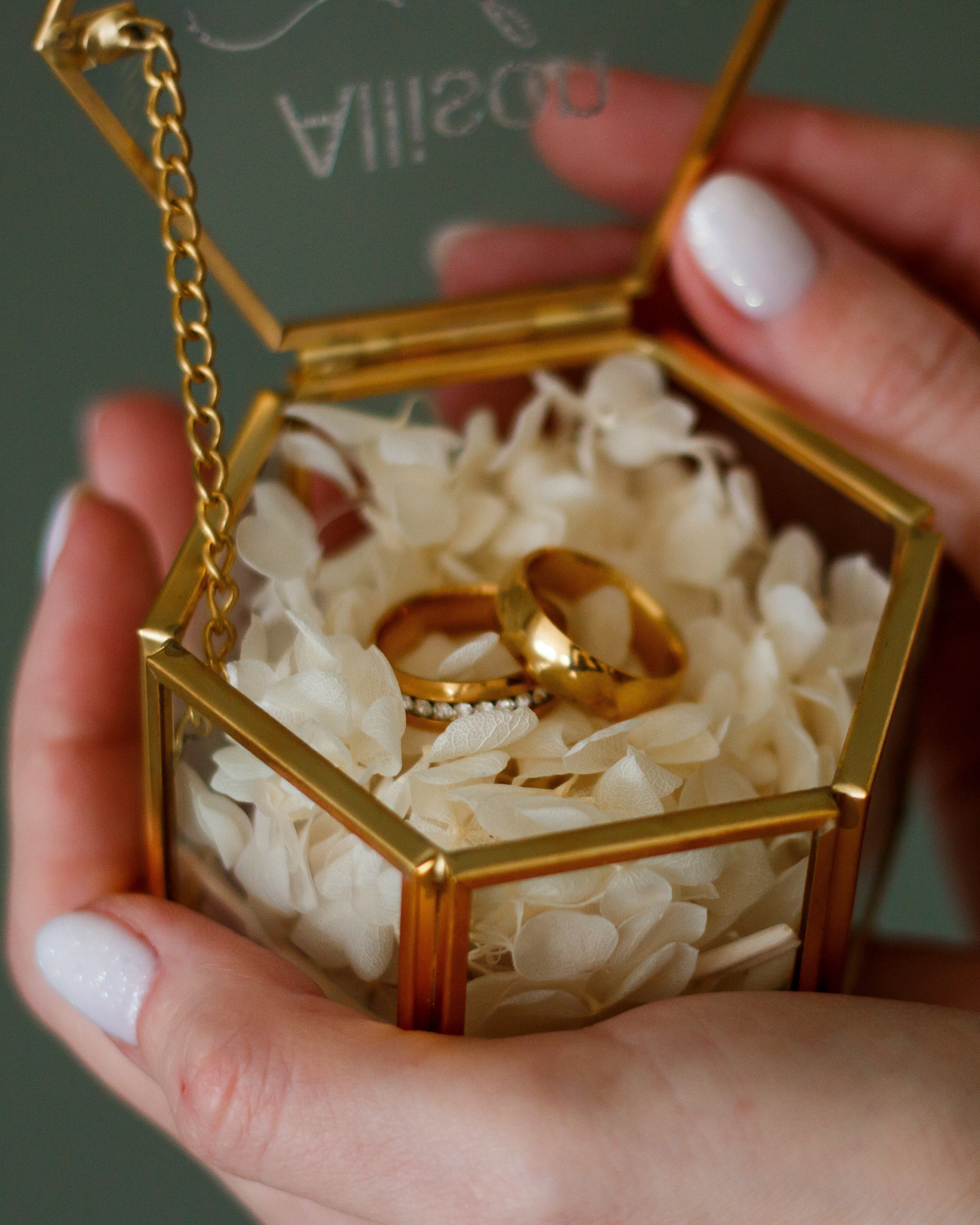 Hexagon glass ring box for wedding ceremony